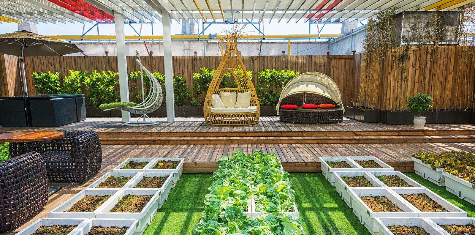 covered-lifestyle-garden-with-indoor-outdoor-living